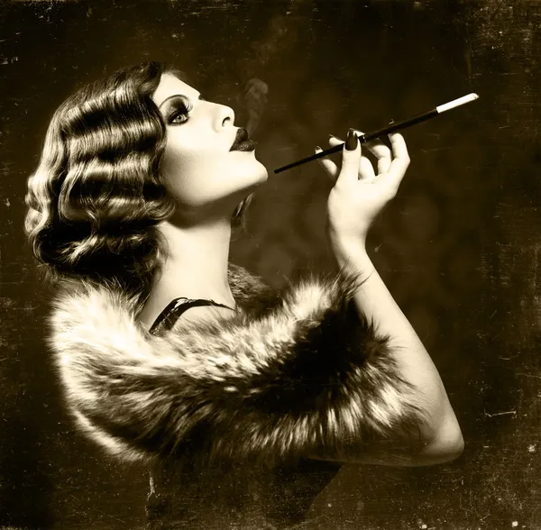 Rauchende Retro-Frau. Vintage gestylte Schwarz-Weiß-Foto — Stockfoto