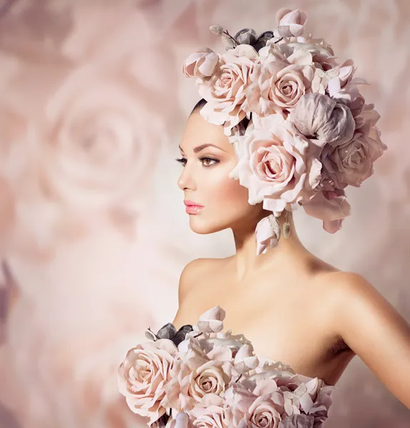 Móda krása modelu dívka s květy vlasy. nevěsta — Stock fotografie