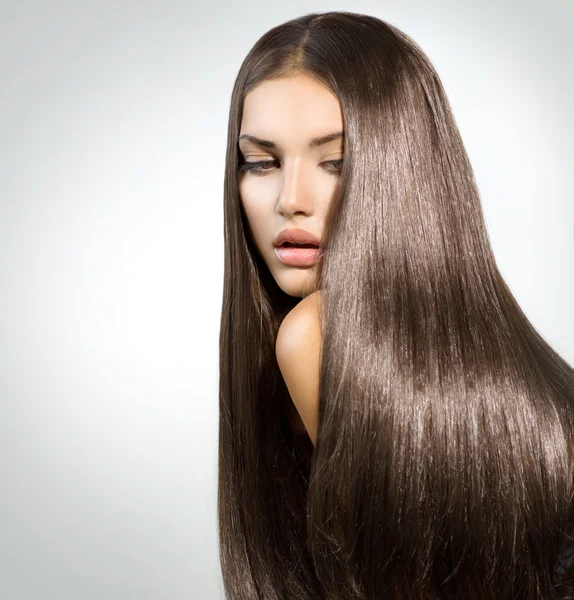 Uzun sağlıklı düz saçlar. model esmer kız portre — Stok fotoğraf
