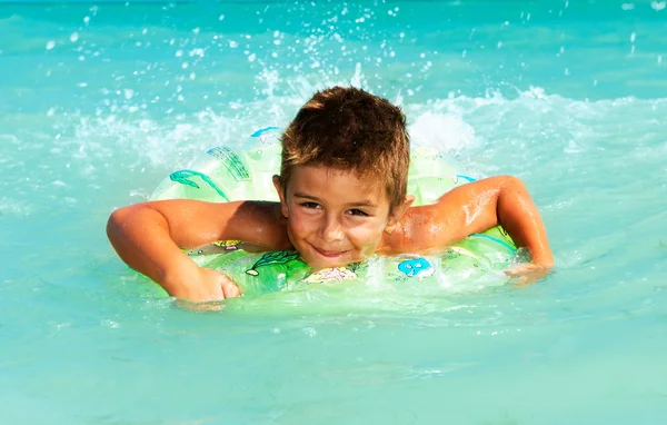 Denizde yüzme oynarken mutlu bir çocuk. yaz tatil kavramı — Stok fotoğraf