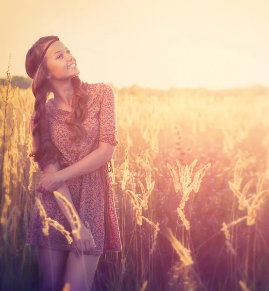 Beauty Girl Outdoor. Teenage Model Girl Posing in Sun Light — Stock Photo, Image