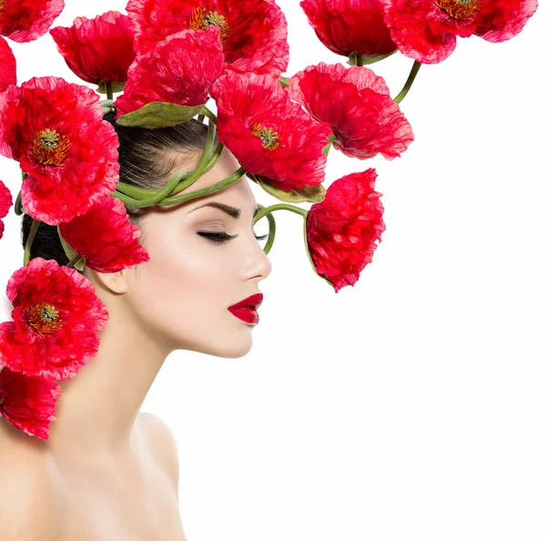 Schoonheid fashion model vrouw met rode papaver bloemen in haar haren — Stockfoto