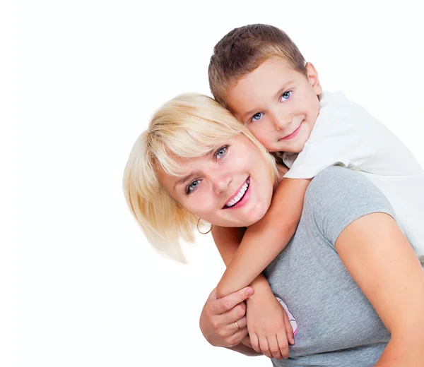 Beyaz bir arka plan üzerinde izole oğluyla mutlu anne — Stok fotoğraf