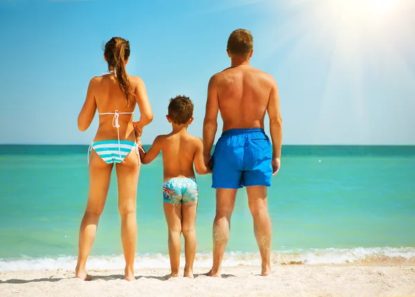 幸福的家庭，在沙滩上玩。暑假 — 图库照片
