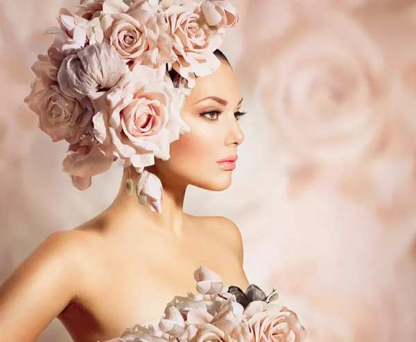 Moda bellezza modello ragazza con fiori capelli. Sposa — Foto Stock