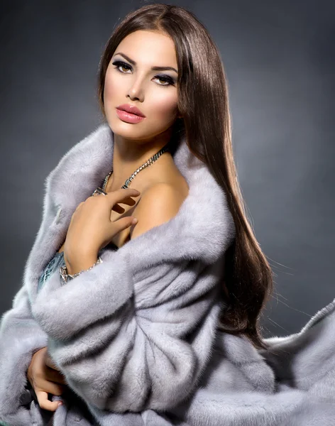 Menina modelo de moda de beleza em casaco de pele azul Mink — Fotografia de Stock