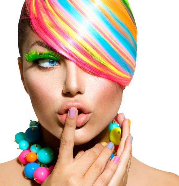 Retrato de menina de beleza com maquiagem colorida, cabelo e acessórios — Fotografia de Stock