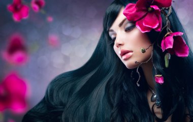 Saçında büyük mor çiçekler güzellik esmer model kız