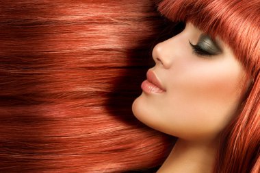 sağlıklı uzun düz saç. Kırmızı saç modeli kız portre