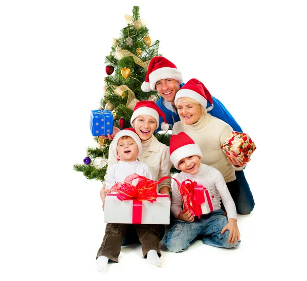 Weihnachtsfamilie mit Geschenken am Weihnachtsbaum — Stockfoto