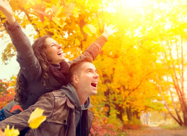 Happy Couple à Autumn Park. Tomber. Famille s'amuser en plein air — Photo