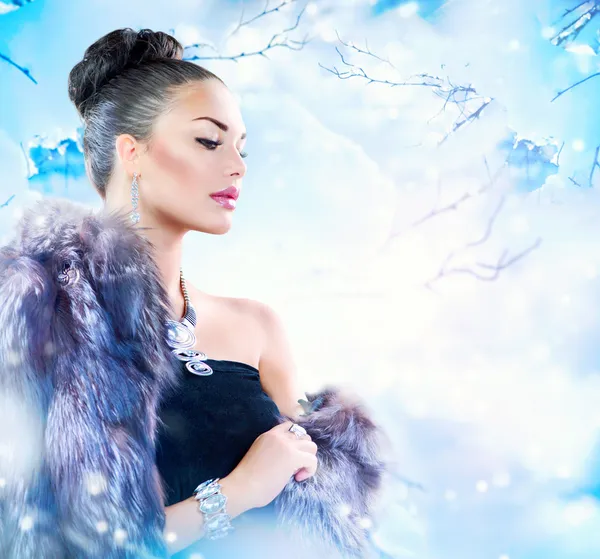 Winter Woman in Luxury Fur Coat — Stock Photo, Image