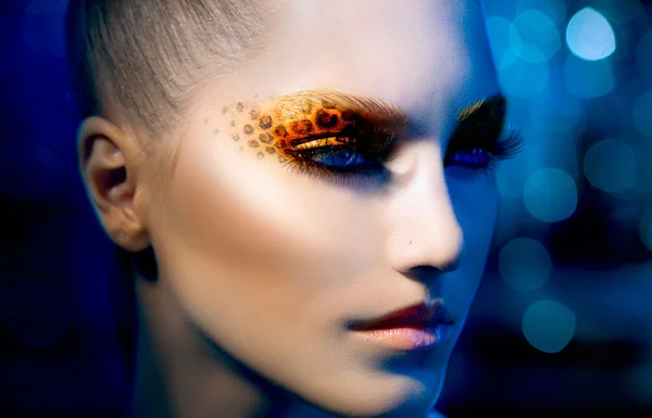 Bellezza moda modella ragazza con festa leopardo trucco — Foto Stock