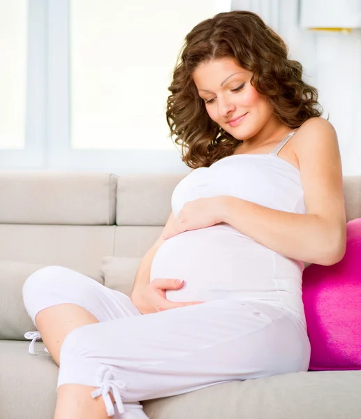 Vackra gravid kvinna väntar barn. moderskap koncept — Stockfoto