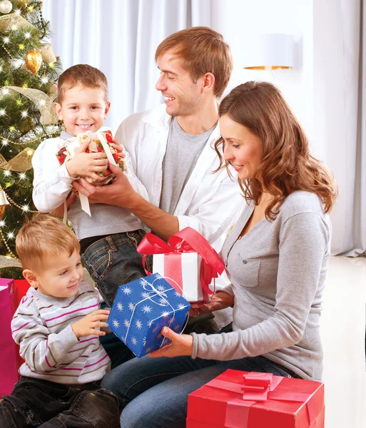 Рождественская большая семья с детьми возле рождественской елки — стоковое фото