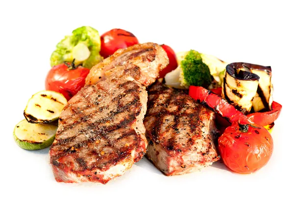Steak de boeuf grillé aux légumes sur fond blanc — Photo