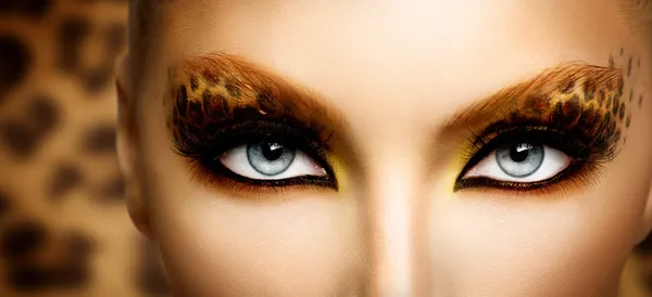 Belleza moda modelo chica con vacaciones leopardo maquillaje —  Fotos de Stock
