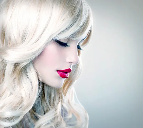 Piękna blond dziewczyna z zdrowe włosy długie falowane. białe włosy — Zdjęcie stockowe