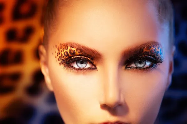 Skönhet mode modell flicka med holiday leopard makeup — Stockfoto