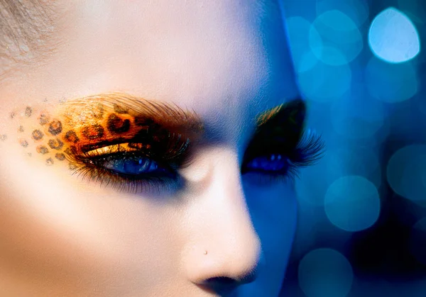 Menina modelo de moda de beleza com maquiagem de leopardo de férias — Fotografia de Stock