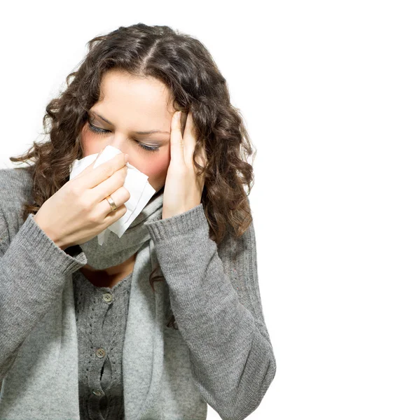 病気の女性。インフルエンザ。女性が風邪をひいた。組織にくしゃみをします。 — ストック写真