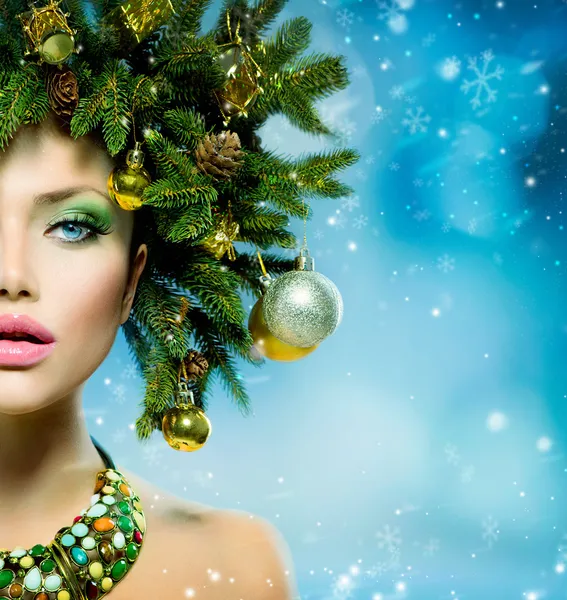 Kerstmis vrouw. Kerstboom vakantie kapsel en make-up — Stockfoto