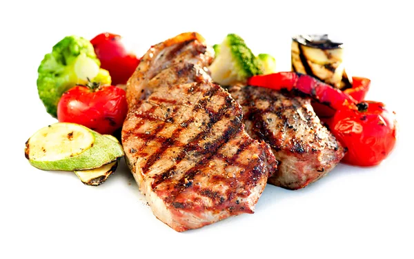 Gegrilltes Rindersteak mit Gemüse vor weißem Hintergrund — Stockfoto