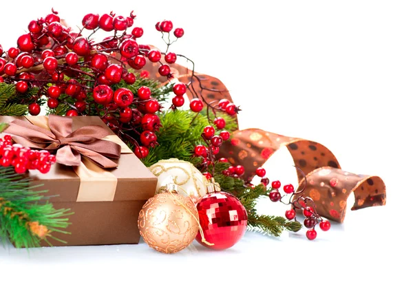 Weihnachtsdekoration und Geschenkbox isoliert auf weiß — Stockfoto