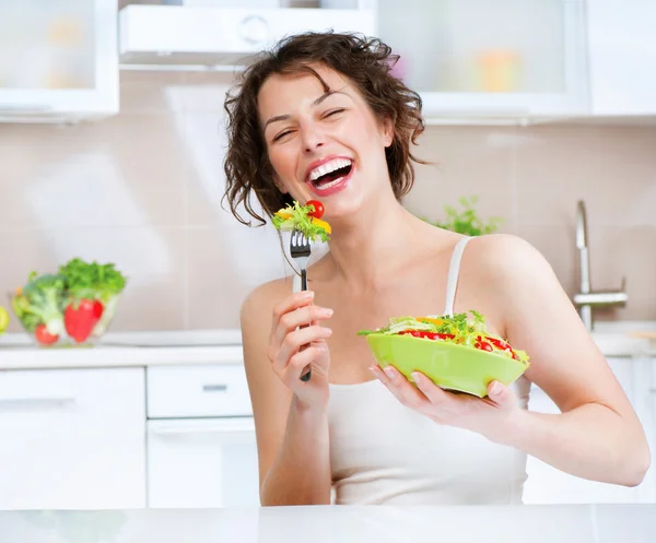 Hermosa mujer joven comiendo ensalada de verduras. Concepto de dieta —  Fotos de Stock