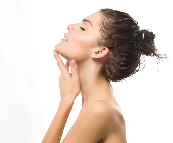 Retrato de belleza. Hermosa chica Spa tocando su cara — Foto de Stock