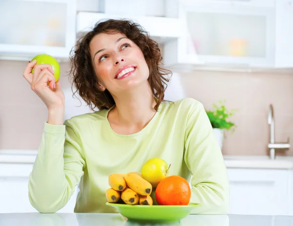 Concepto de dieta. Comida saludable. Mujer joven come fruta fresca —  Fotos de Stock