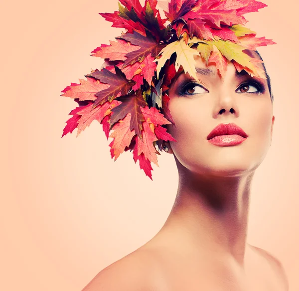 Sonbahar kadın moda portre. Güzellik sonbahar kız — Stok fotoğraf