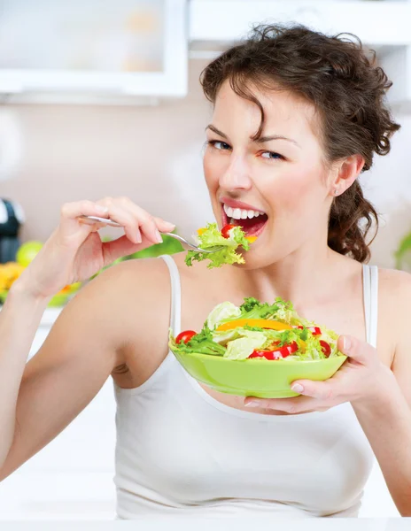 Vacker ung kvinna äta grönsakssallad. bantning koncept — Stockfoto