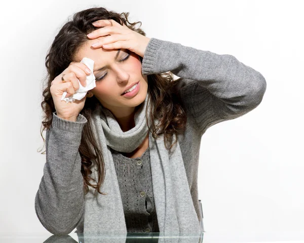 Mulher doente. Gripe. Mulher apanhada frio — Fotografia de Stock