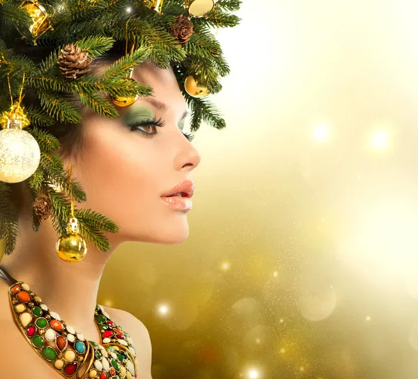 Mujer de Navidad. Navidad árbol vacaciones peinado y maquillaje —  Fotos de Stock