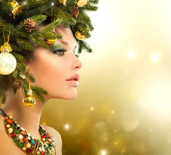 Kerstmis vrouw. Kerstboom vakantie kapsel en make-up — Stockfoto