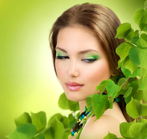 Piękna dziewczyna z zielonymi liśćmi. uroda wiosna zewnątrz — Zdjęcie stockowe