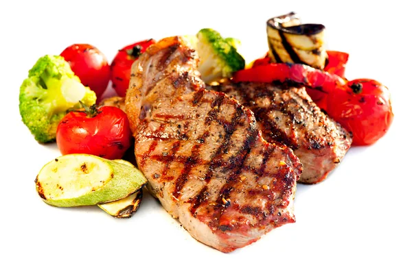 Gegrilltes Rindersteak mit Gemüse vor weißem Hintergrund — Stockfoto