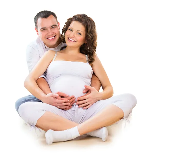 Glückliches Paar erwartet Baby. isoliert auf weißem Hintergrund — Stockfoto