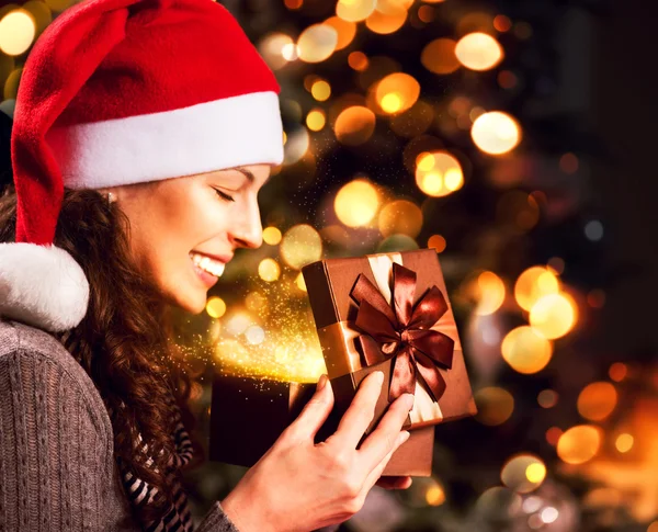 Weihnachtsgeschenk. glücklich überraschte Frau öffnet Geschenkbox — Stockfoto