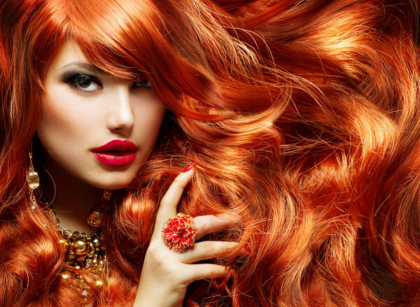 Длинные вьющиеся рыжие волосы. Женский портрет
