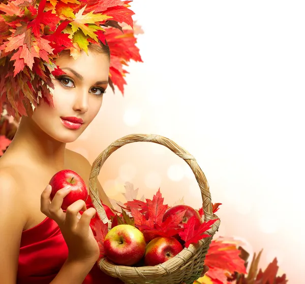 Belleza Otoño Mujer con Manzanas Ecológicas Rojas Maduras — Foto de Stock