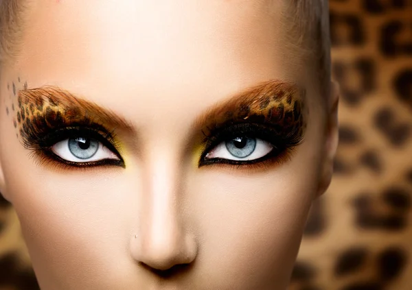 Menina modelo de moda de beleza com maquiagem de leopardo de férias — Fotografia de Stock