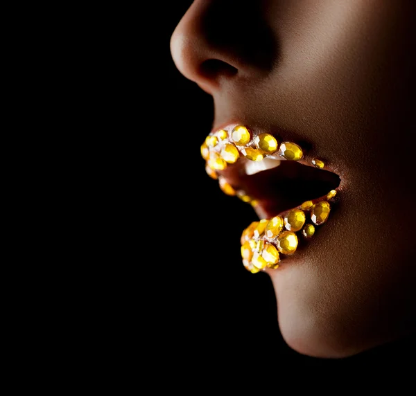 Labios sexy con gemas. Maquillaje dorado profesional —  Fotos de Stock