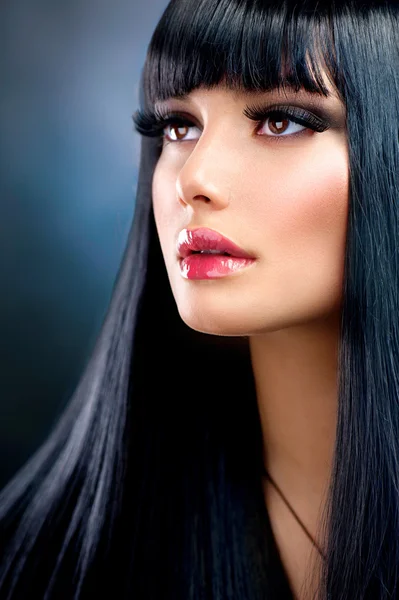 Menina morena bonita. Cabelo preto longo saudável Imagens Royalty-Free