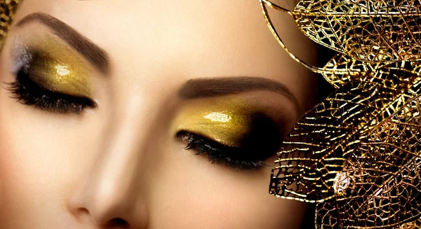 Fashion Glamour Makeup. Holiday Gold Glittering Eyeshadows — Stock Image Fashion Glamour Makeup. Holiday Gold Glittering Eyeshadows Stock Picture