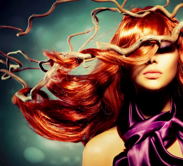 Retrato de mulher modelo de moda com cabelo vermelho encaracolado longo Fotos De Bancos De Imagens
