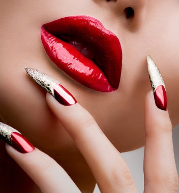 moda güzellik modeli kız. Manikür ve makyaj
