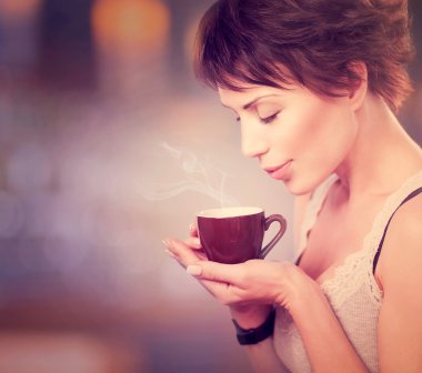 - Kahve. Çay ya da kahve içen güzel kız.