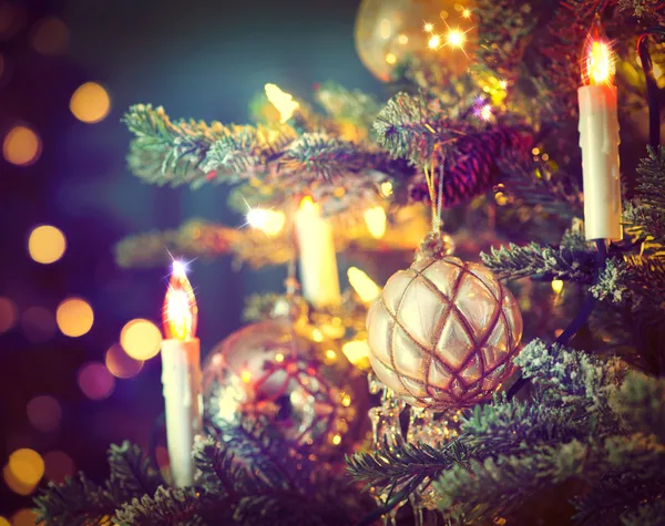 Árbol de Navidad decorado con adornos, guirnaldas y velas — Foto de Stock